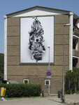 907813 Afbeelding van de grote banner met het resultaat van het 'neuzenkunstproject' in de Staatsliedenbuurt te ...